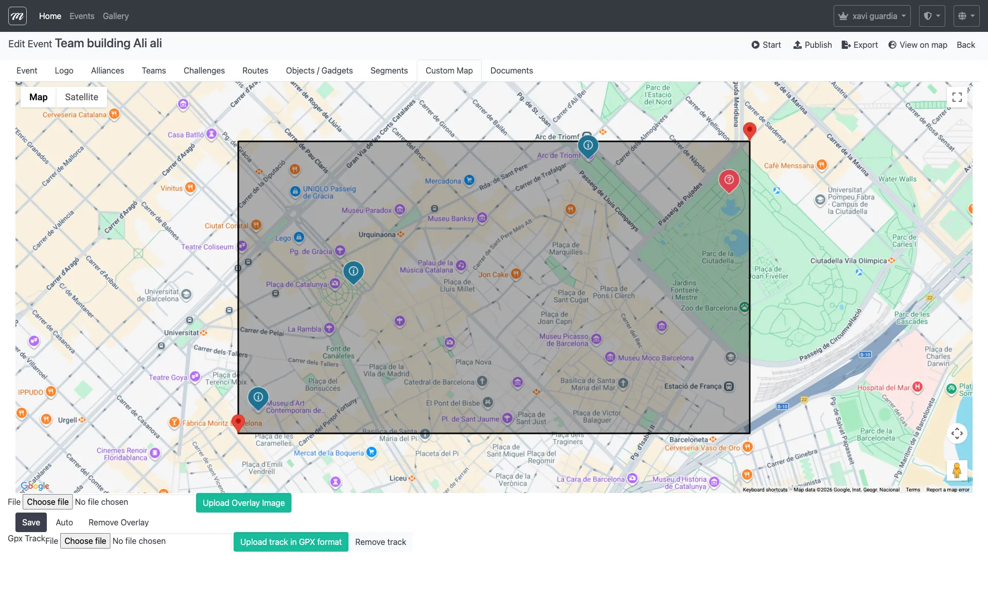 Pestaña Custom Map mostrando un widget de Google Maps con controles de overlay y sección de carga de GPX